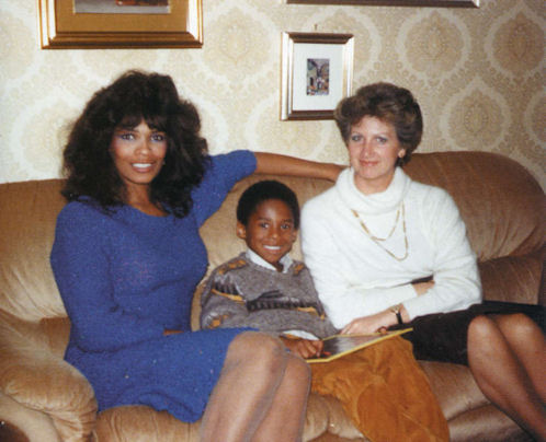 Apprendre l’italien ne fut pas une sinécure pour le petit Kobe, ici aux côtés de sa maman. Depuis cette époque, il parle la langue de Dante quasiment à la perfection.