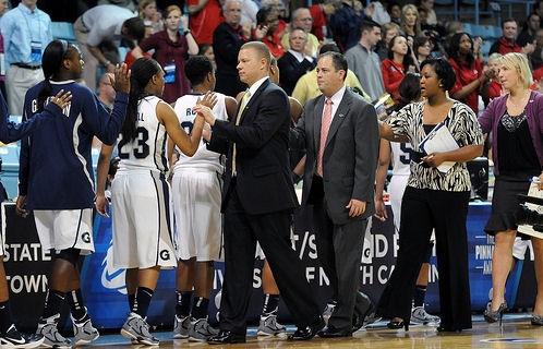 à droite, la grande blonde...