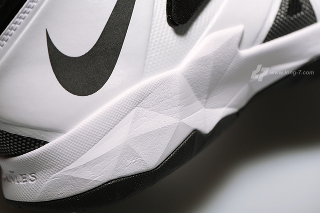 Nike Zoom Soldier VII