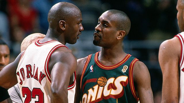 « The Glove » est, avec Michael Jordan, Alvin Robertson et Sidney Moncrief, le seul arrière jamais élu Défenseur de l’année. Il put regarder Sa Majesté droit dans les yeux au cours d’une Finale qui vit « MJ » signer sa plus petite moyenne de points à ce niveau de compétition. Dommage que Payton ait eu besoin, pour tutoyer l’excellence, de se nourrir des pires provocations verbales. Le plus grand trash-talker de la Ligue connut la consécration sur le fil, à 37 ans, dans les rangs du Miami Heat.