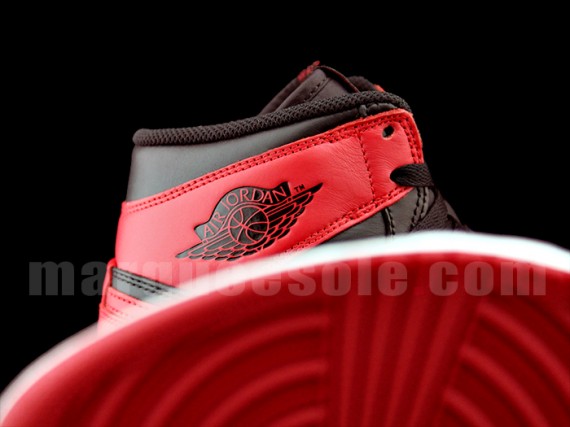 bred-air-jordan-1-retro-high-og-02-570x427