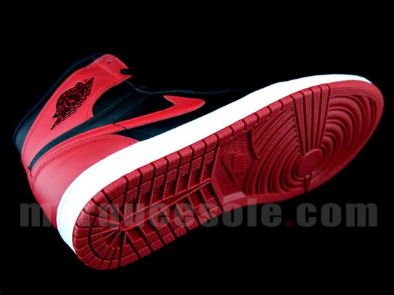 bred-air-jordan-1-retro-high-og-03-570x427