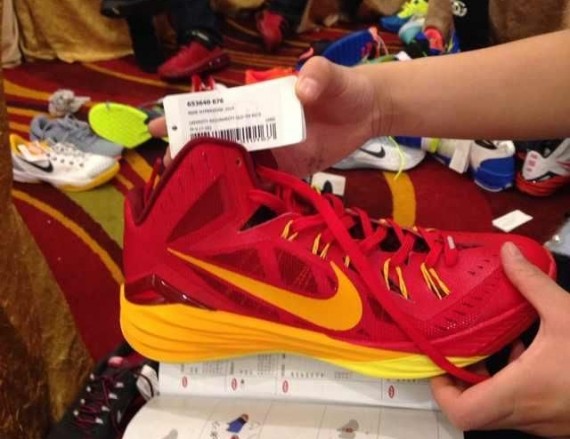 nike-hyperdunk-2014-01-570x439