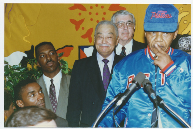Isiah Thomas et John Salley avec Nelson Mandela