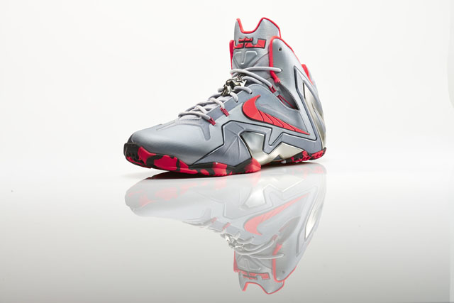 Su14_BB_Lebron11_Elite_642846_001_Return_3qtr_16921_27982