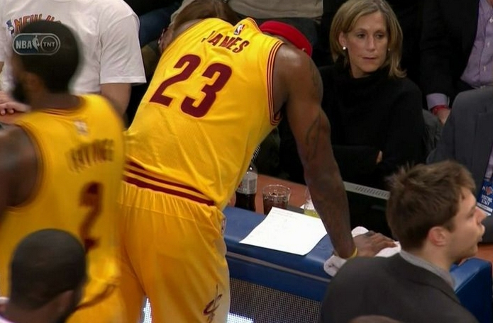 LeBron regarde sa feuille de statistiques !