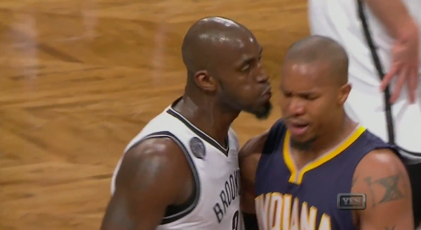 Kevin Garnett souffle dans l'oreille de David West