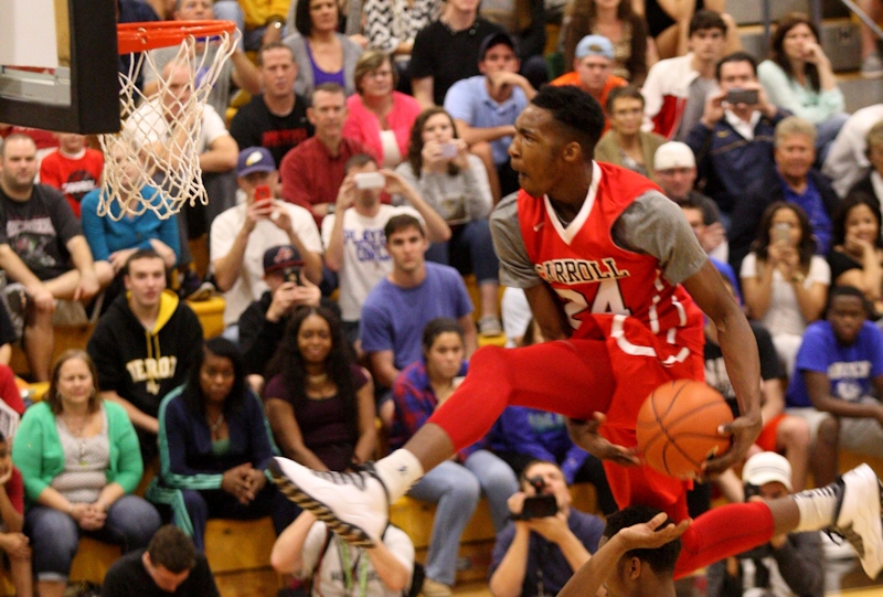 Le dunkeur du jour : Derrick Jones survole le City of Palms Dunk Contest