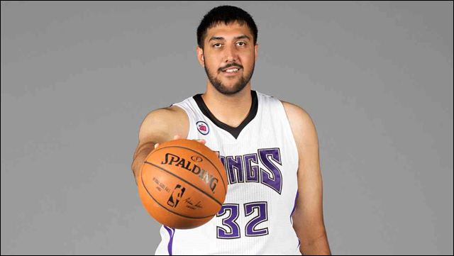 Sim Bhullar devient le premier joueur d'origine indienne à jouer un match NBA