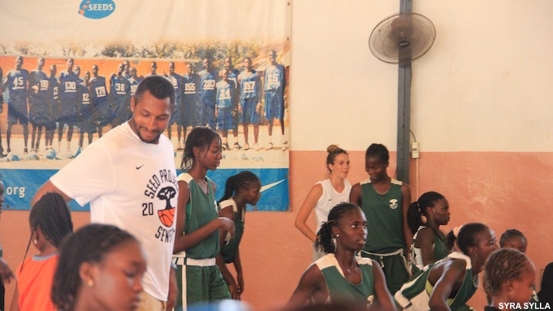 Avant de remettre son bleu de travail pour la préparation de l’Eurobasket avec l’Equipe de France, Boris Diaw a fait escale au Sénégal. A Thiès plus exactement où il a rencontré les élèves de la SEED Academy, école dans laquelle il a récemment investi.