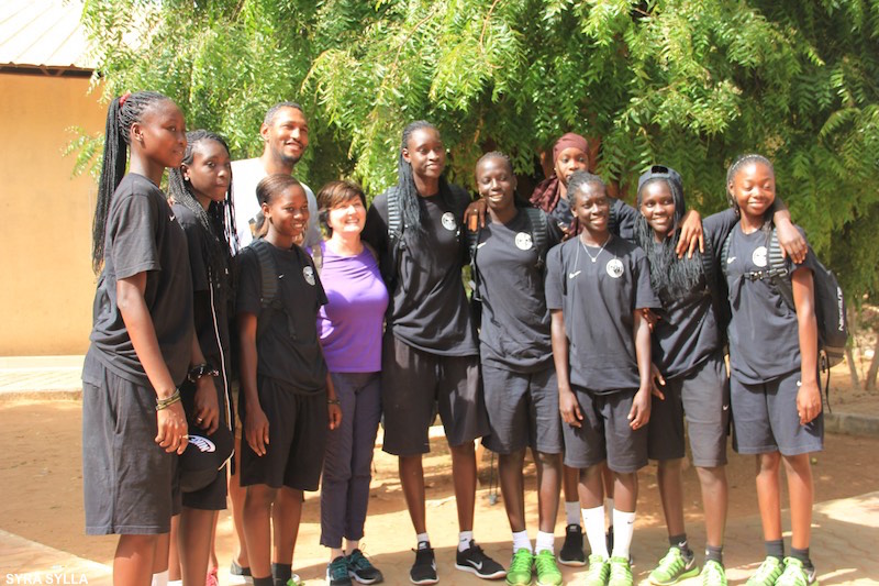 Avant de remettre son bleu de travail pour la préparation de l’Eurobasket avec l’Equipe de France, Boris Diaw a fait escale au Sénégal. A Thiès plus exactement où il a rencontré les élèves de la SEED Academy, école dans laquelle il a récemment investi.