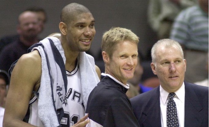 Tim Duncan chambre gentiment Steve Kerr pour son premier titre en tant que coach