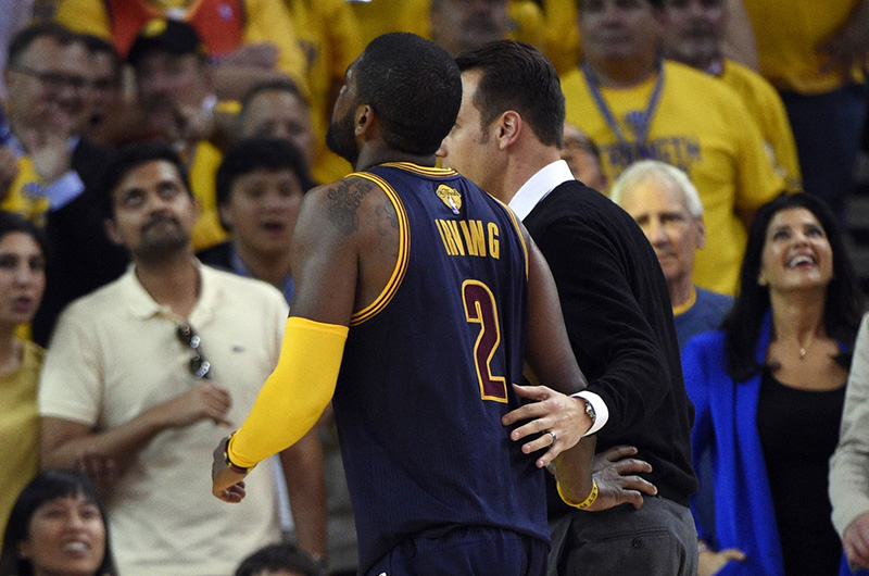 Kyrie Irving blessé sur un contact ?