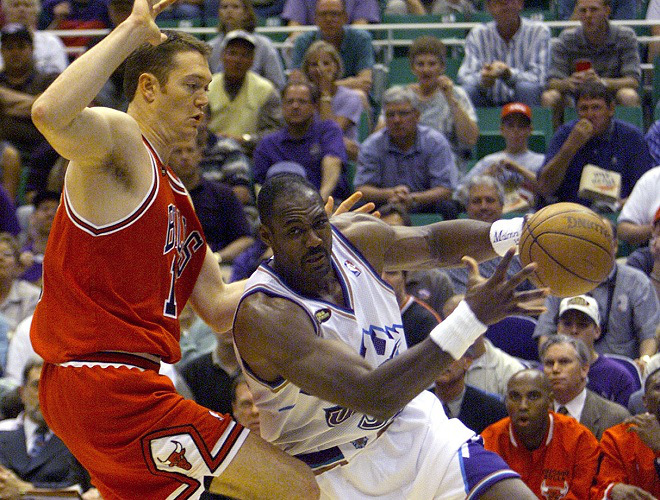 DATE TAKEN: 6/14/98--- Utah's Karl Malone (32), right, drives around Chicago's Luc Longley (13) ORG XMIT: AR2198