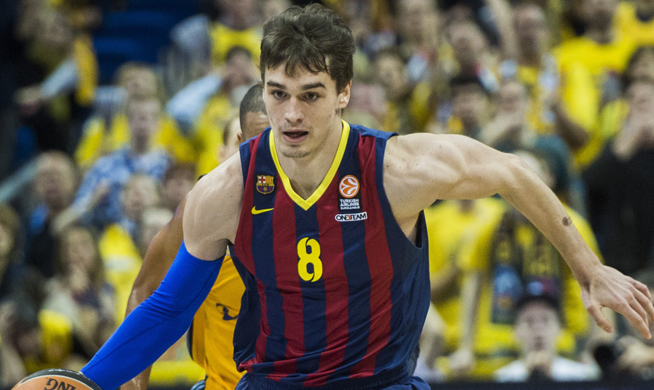 FC Barcelona's Croatian forward Mario Hezonja (L) is chased by Alba Berlin's US guard Reggie Redding during the Euroleague Top 16 Groupe E basketball match Alba Berlin vs FC Barcelona at the O2 Arena in Berlin on January 2, 2015.  AFP PHOTO / ODD ANDERSEN        (Photo credit should read ODD ANDERSEN/AFP/Getty Images)