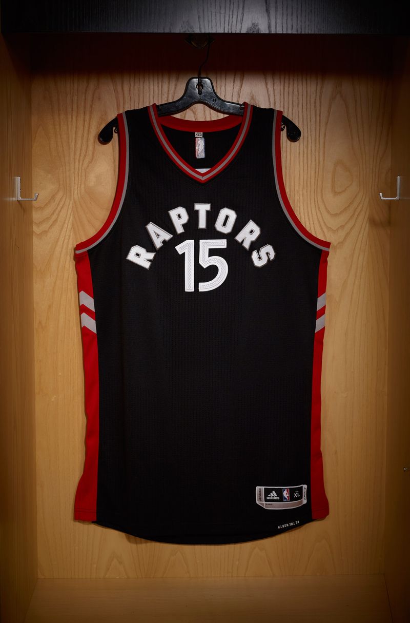 Drake dévoile les nouveaux maillots des Raptors