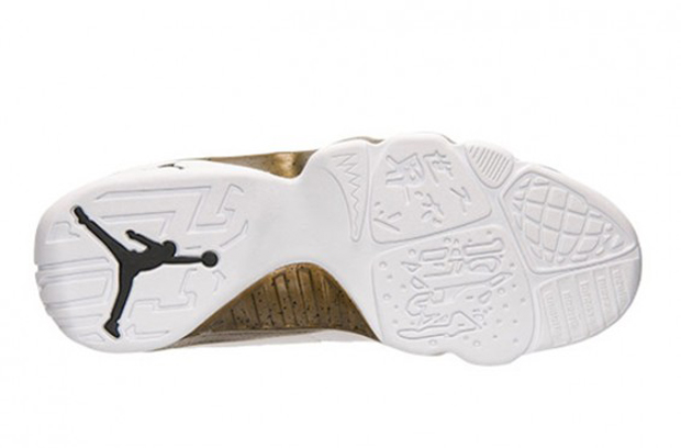 air-jordan-9-statue-retail-07-565x372