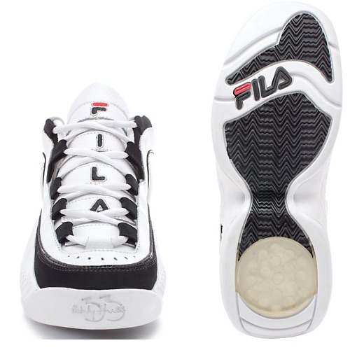 Quatrième modèle porté par Grant Hill, ce modèle joue la carte de la sobriété avec de simples lignes noires et blanches.