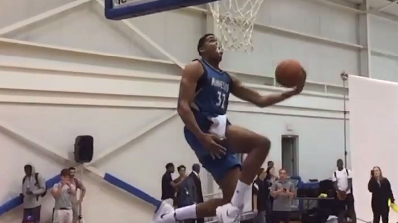 Karl-Anthony Towns passe un Rider à la séance photo des rookies