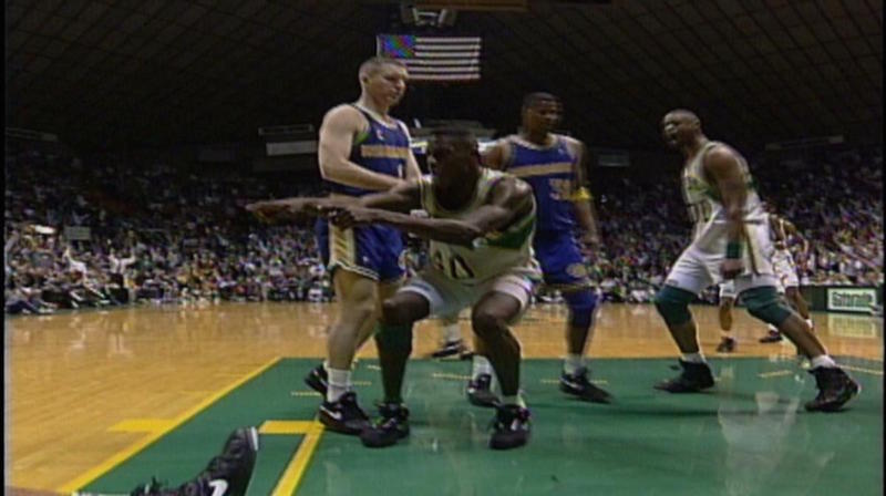 si Shawn Kemp a fracassé si violemment l'arceau et son adversaire, c'est à cause d'un accrochage qui a eu lieu lors du Game 2. L'intérieur des Sonics pensait alors avoir été touché par Alton Lister... sauf qu'il s'agissait de Tim Hardaway. Plus de vingt ans après l'événement, Shawn Kemp... s'excuse auprès de sa victime de l'époque.