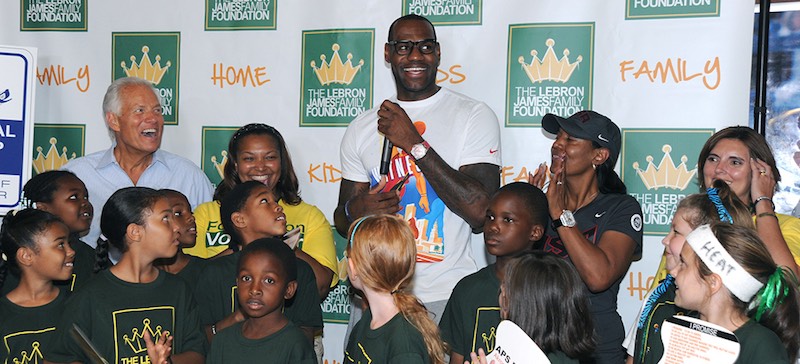 Education : LeBron James poursuit ses efforts pour la ville d'Akron