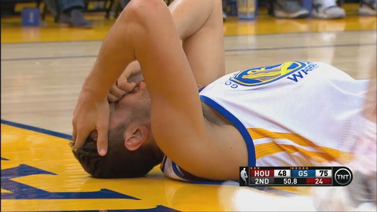 Andrew Bogut se casse le nez sur un contre