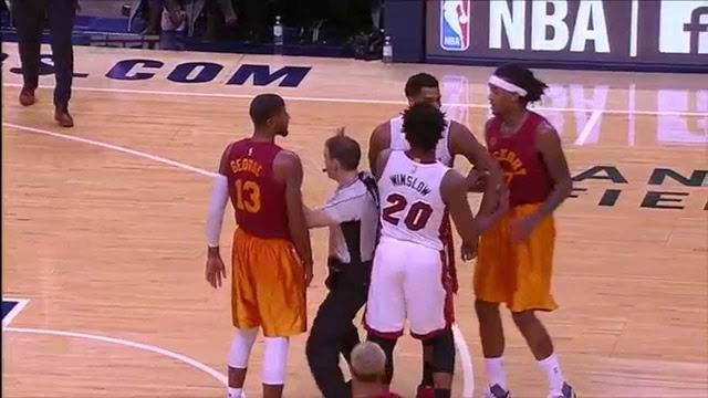 Hassan Whiteside et Paul George se chauffent