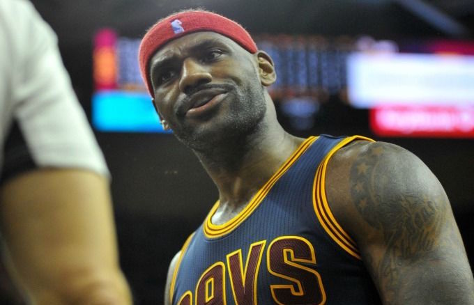 Quand LeBron James se croit au hockey...