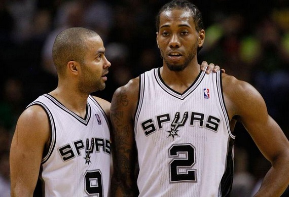 Kawhi Leonard et Tony Parker repoussent les Mavs