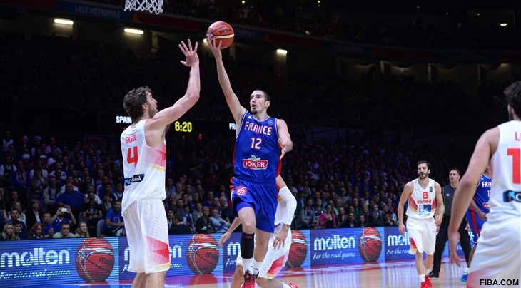 Comme la semaine passée, Nando De Colo a régalé les foules. Toujours aussi concentré sur son basket, le Nordiste a brillé face à Bamberg. Avec une passe aveugle entre les jambes (qu'il nous avait déjà lâchée la saison passée, toujours pour Kyle Hines), De Colo a assuré le spectacle tout en établissant son record de caviars (11)... mais là où il est encore meilleur, c'est encore pour assurer la marque.