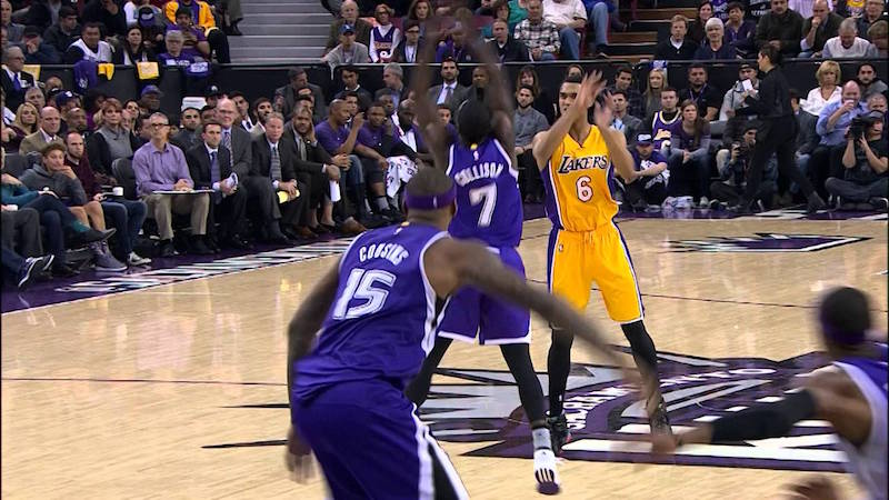 [replay] Jordan Clarkson envoie Kobe Bryant au alley-oop