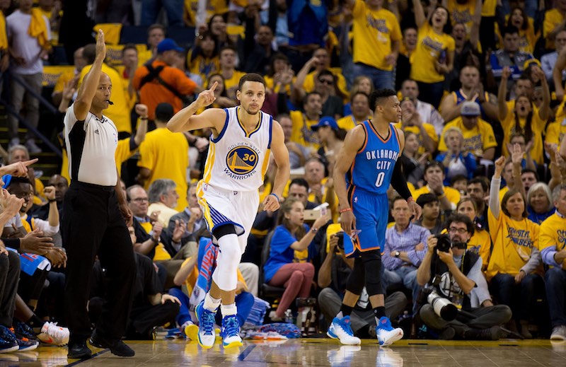 Avec 31 pts, 7 rbds, 6 pds et 5 ints de Stephen Curry et un énorme apport de son banc, Golden State s'impose 120-111 pour revenir à 3-2 dans la série.