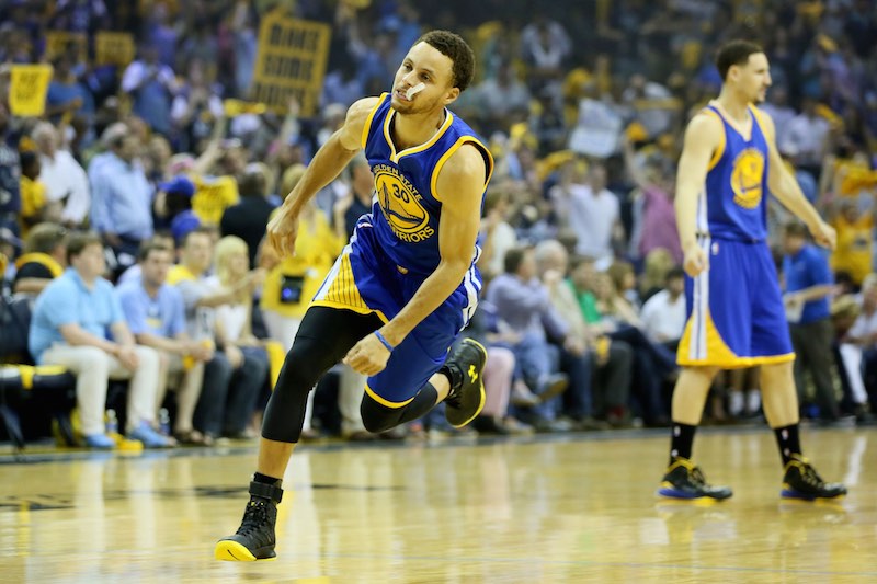 Elu à l'unanimité, Stephen Curry a tout simplement réalisé l'une des plus grandes saisons de l'histoire, terminant meilleur marqueur et intercepteur de la NBA comme Michael Jordan et Allen Iverson avant lui, mais aussi réalisant un incroyable 50/45/90 aux tirs comme Steve Kerr et Steve Nash.