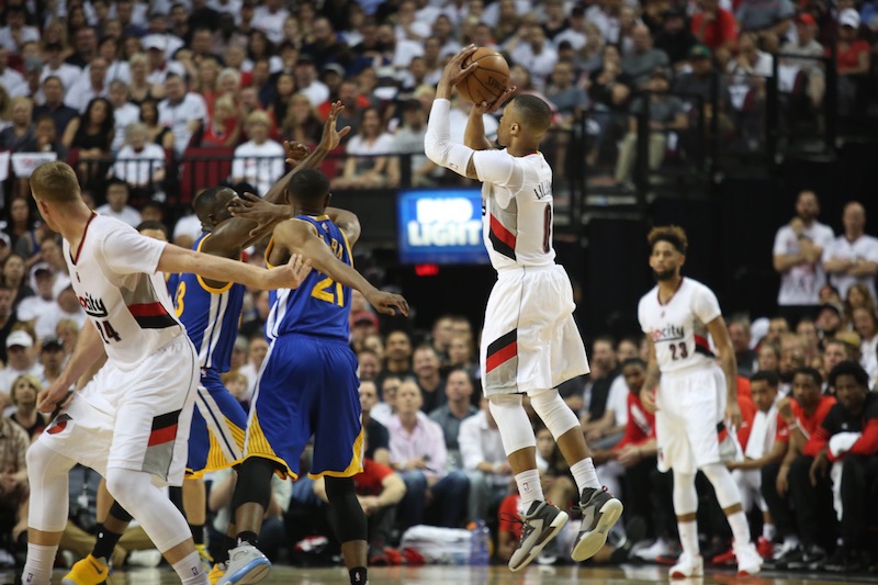 Damian Lillard est le premier Blazer depuis Clyde Drexler en 1992 à cumuler au moins 40 pts et 10 pds dans un match de playoffs. 