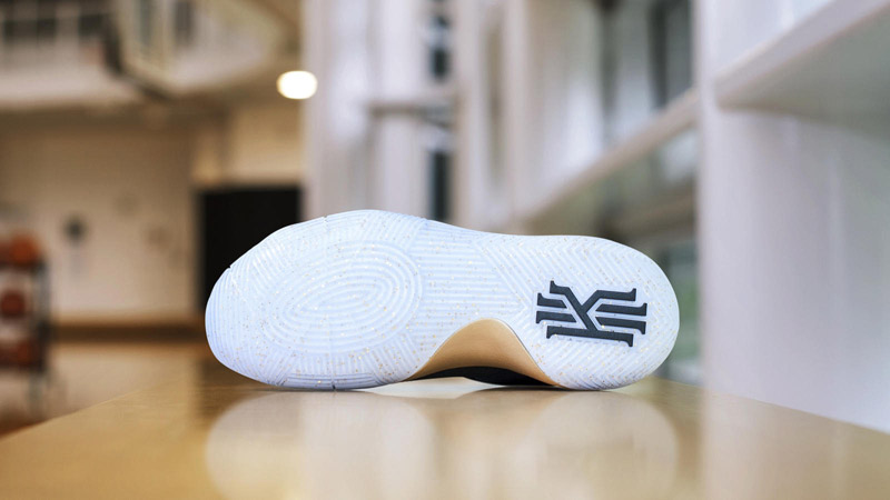 Kyrie_Navy_Gold_DSC_4261_hd_1600