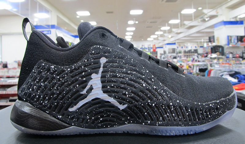 chris-paul-jordan-cp3-10-black-white_ndabyq