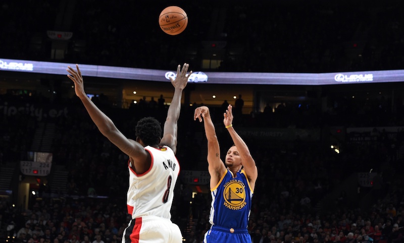 Avec 23 points en 3e quart-temps, aussi bien de loin que de près, Stephen Curry a dégoûté les Blazers et les a carrément achevés en dix minutes !