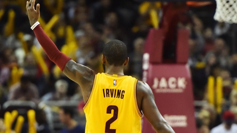 LeBron James fête son retour avec 21 points à 9/14, seulement dépassé au scoring par Kyrie Irving et ses 25 points à 11/15, accompagnés de 11 passes.