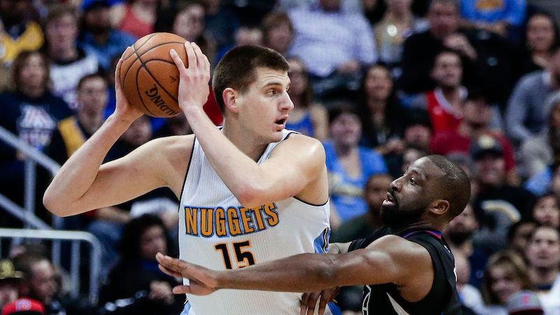 Nikola Jokic (19 points, 10 rebonds, 3 passes) a tenu la dragée haute à DeAndre Jordan (14 points, et 13 rebonds), alors que Will Barton, Danilo Gallinari et Wilson Chandler ont chacun ajouté 18 points. C'est la quatrième victoire en cinq matchs pour Denver solidement installé à la 8e place de la conférence Ouest.