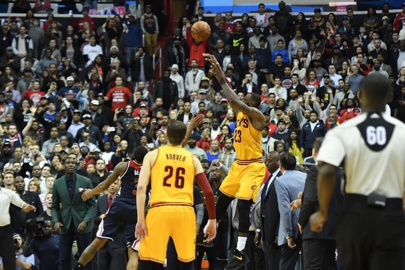 Porté par un Big Three au sommet de son art, Cleveland met fin à l'invincibilité de Washington à domicile après une rencontre inoubliable.