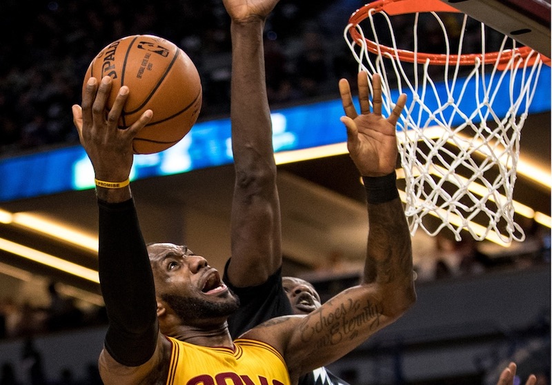 Andrew Wiggins (41 points) a encore été étincelant face à l'équipe qui l'a drafté, ce sont encore et toujours les Cavs qui l'ont dominé. LeBron James (25 points, 14 passes, 8 rebonds) a été impeccable pour stabiliser son équipe qui a géré son effort pour finir très fort et s'imposer en terres hostiles (116-108).