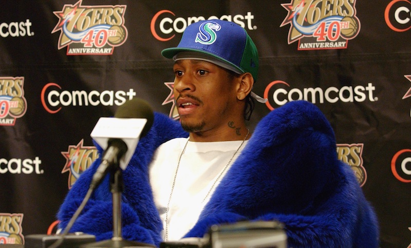 Allen Iverson qui, au début de sa carrière en NBA, avait commis des défauts de paiement pour la Mercedes-Benz dont il avait rêvé juste après la draft, oubliait souvent de payer ses notes, habitué à recevoir des cadeaux de valeur et aussi à ce que d’autres honorent ses factures. Plus tard, il est passé en jugement pour 895 000 dollars de bijoux qu’il n’avait pas réglés et la Cour lui a saisi son salaire. Il a déplacé l’argent, donnant l’impression que ses comptes étaient vides et qu’il n’y avait pas d’argent à saisir. Il a d’abord transféré l’argent sur un compte qu’il pensait hors de portée et quand il a reçu la rente annuelle de Reebok et qu’il a été payé pour deux apparitions en Chine en 2012, Tawanna en a témoigné, Iverson a demandé à ce que les sommes soient versées sur un compte au nom de Gary Moore.