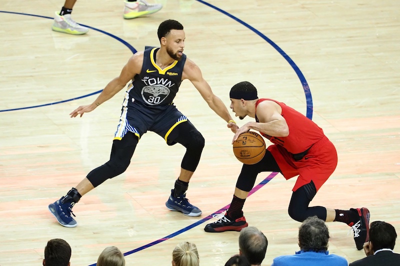 Sous le regard de leurs parents, l'opposition entre Stephen Curry et son frère Seth a atteint des sommets dans ce Game 2 entre les Warriors et les Blazers.