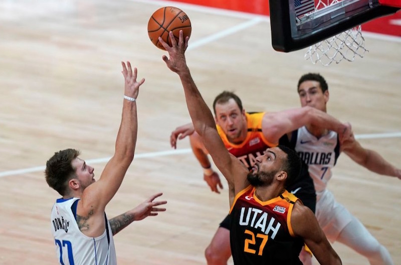 Leader de la NBA avec le Jazz, Rudy Gobert au contre sur Luka Doncic