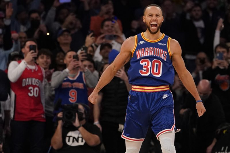 Dans une ambiance incroyable et devant Ray Allen et Reggie Miller, Stephen Curry devient le plus grand shooteur à 3-points de l'histoire de la NBA.
