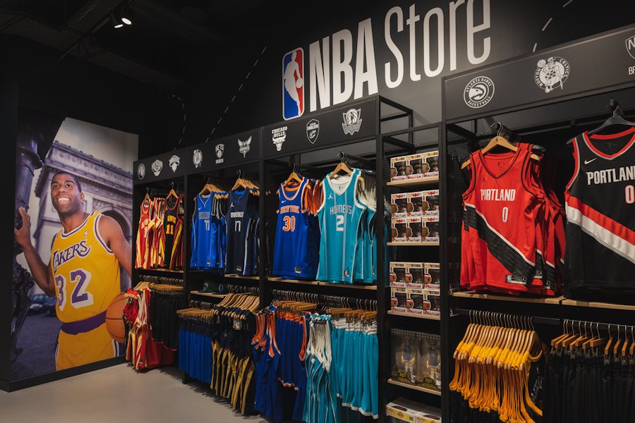 LA NBA ET FANATICS OUVRENT LE PREMIER NBA STORE À PARIS
