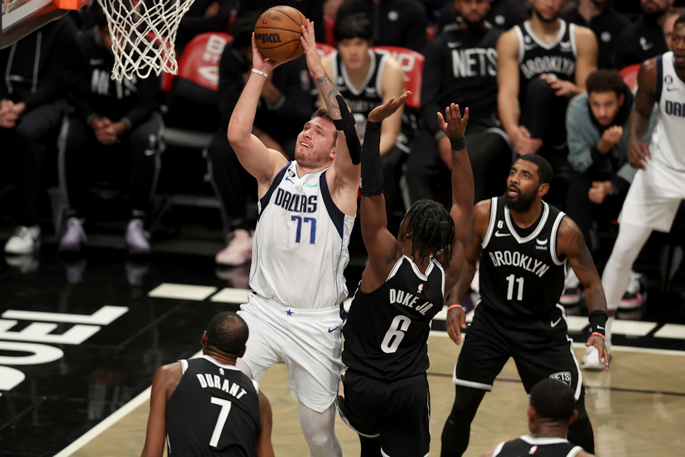 Un Luka Doncic XXL pour assommer les Nets en prolongation
