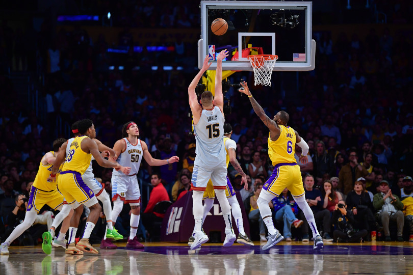 Nikola Jokic face aux Lakers