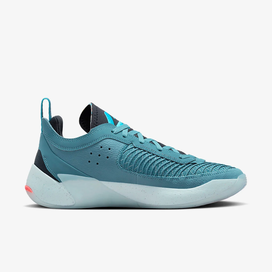 Le nouveau coloris de la première chaussure signature de Luka Doncic arbore deux teintes de bleu avec des finitions en noir et blanc.