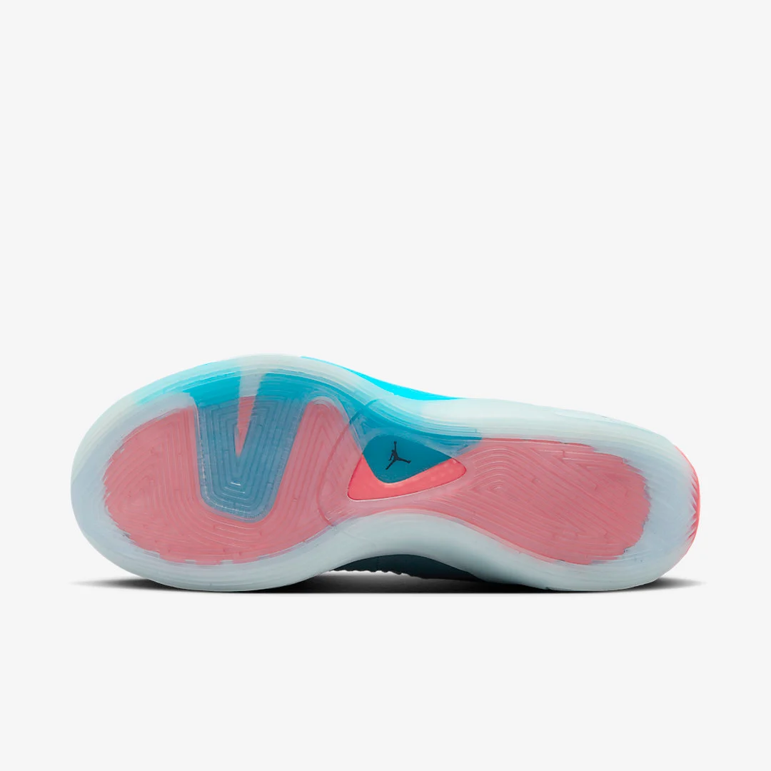 Le nouveau coloris de la première chaussure signature de Luka Doncic arbore deux teintes de bleu avec des finitions en noir et blanc.